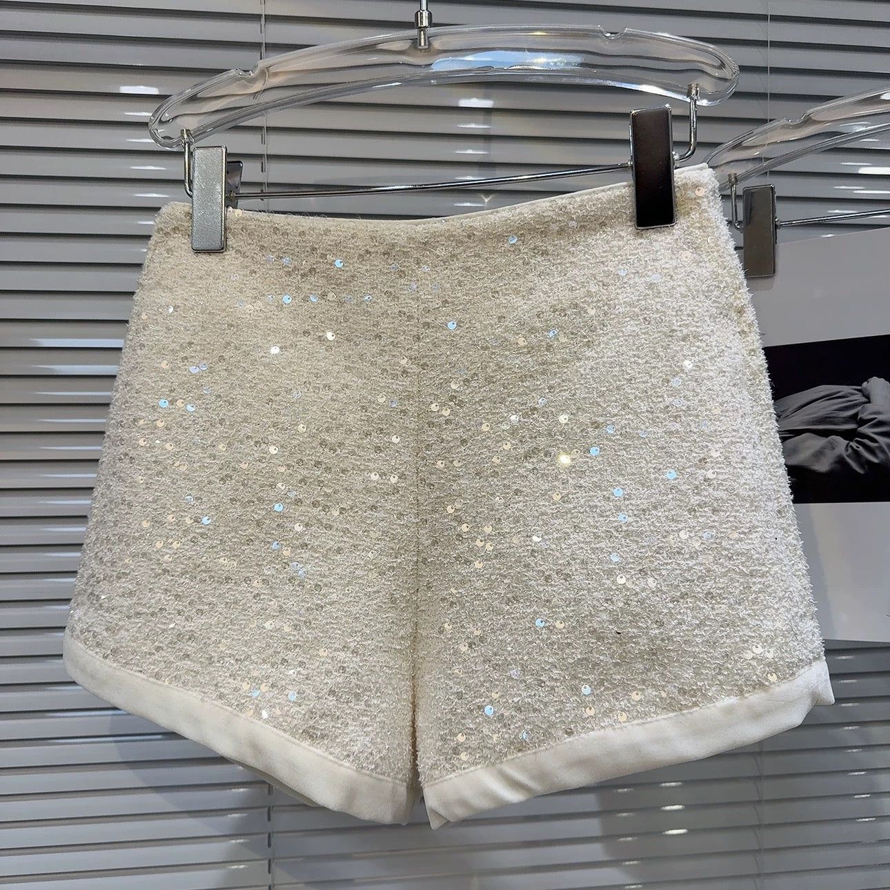 Popular online style, 2025 winter new style, niche design, velvet trim, sequined tweed, elegant and sophisticated women's shorts.