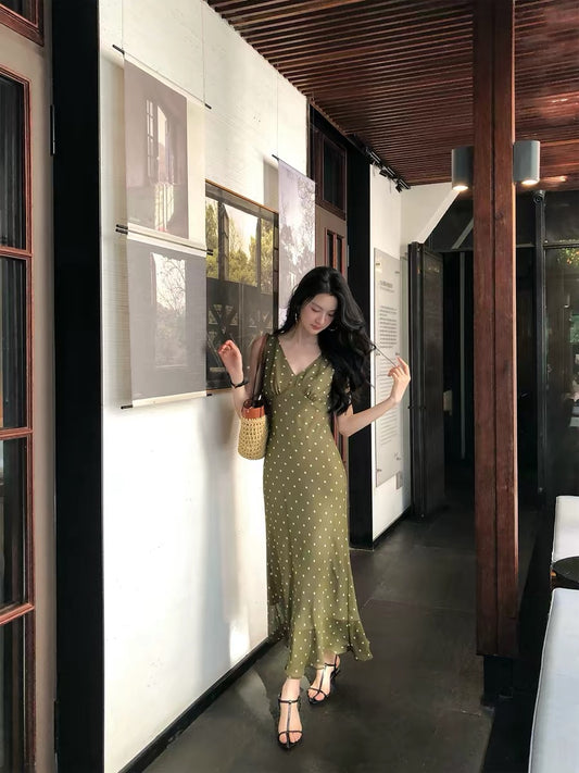 pusumede "Greenery Amidst the Clouds" – Women's Green Polka-Dot V-Neck Dress: Vintage-Style Sleeveless Maxi Dress with Fitted Waist
