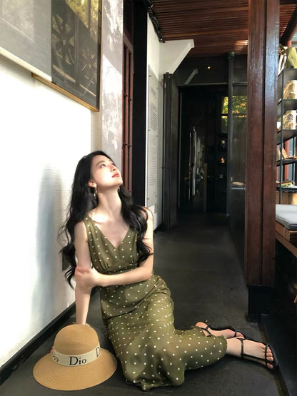 pusumede "Greenery Amidst the Clouds" – Women's Green Polka-Dot V-Neck Dress: Vintage-Style Sleeveless Maxi Dress with Fitted Waist