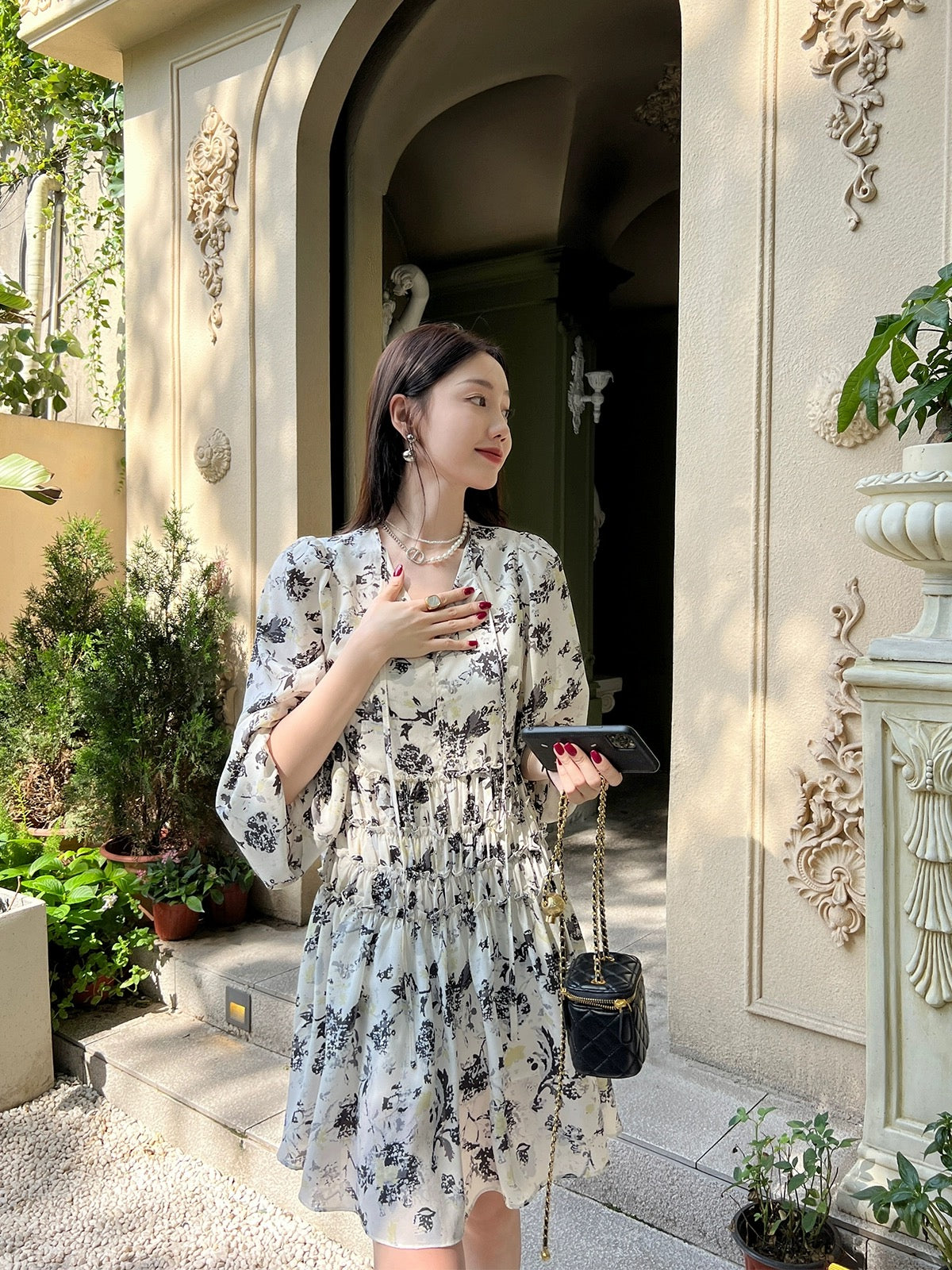 Autumn and winter women's inner wear with lantern sleeves, slimming European pastoral style skirt, floral tea break French v-neck skirt