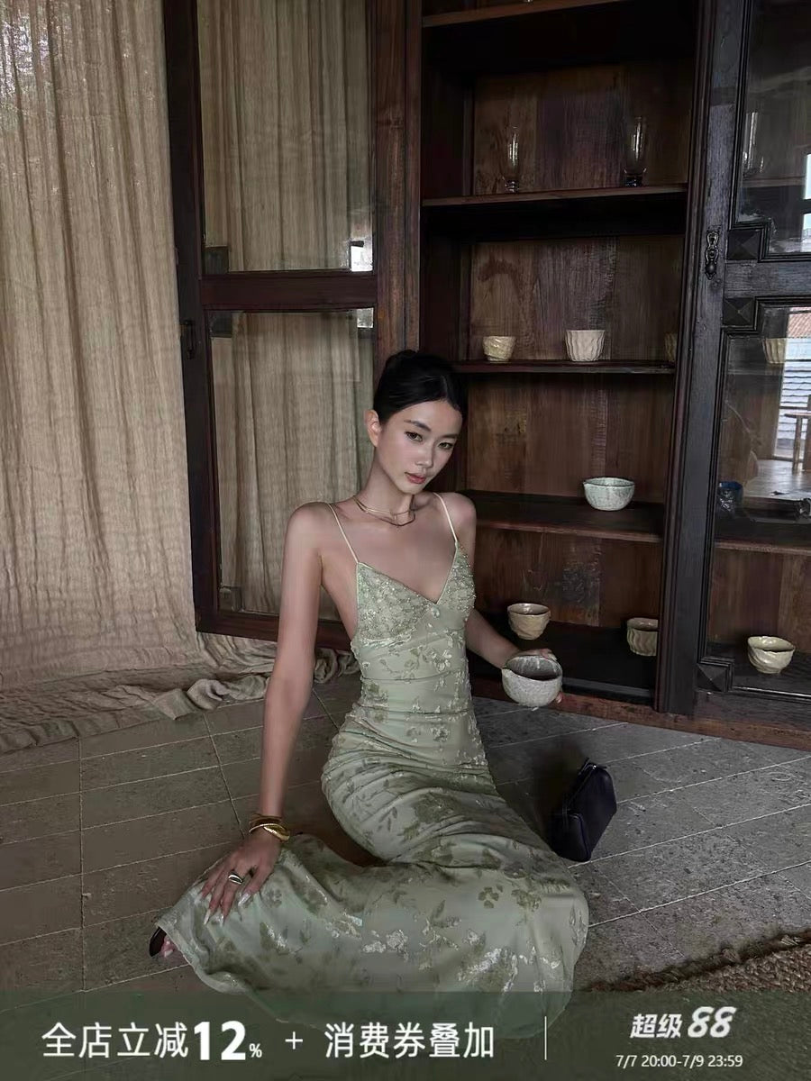 VENUIE French-style green formal gown—an elaborate, high-detail dress perfect for coming-of-age ceremonies, birthdays, or evening events. Features a sexy deep-V neckline, open back, and a form-fitting silhouette.