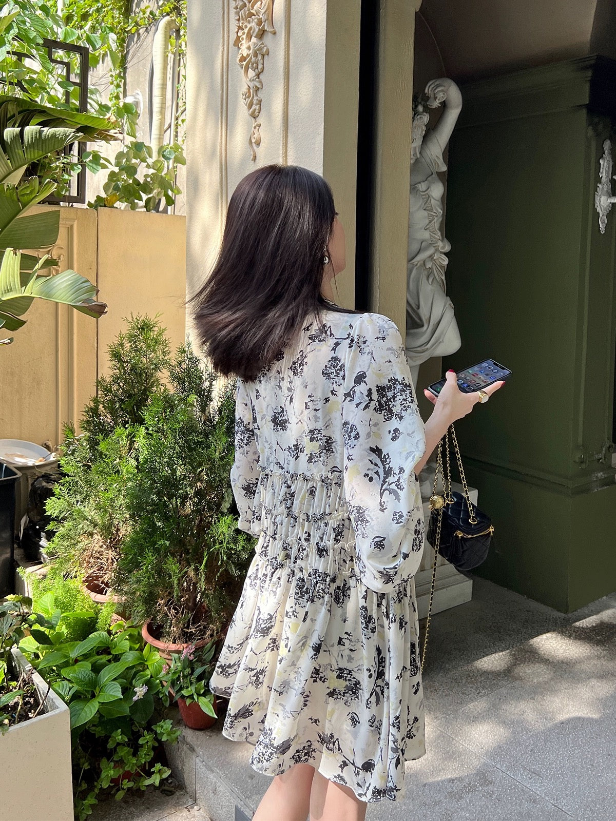 Autumn and winter women's inner wear with lantern sleeves, slimming European pastoral style skirt, floral tea break French v-neck skirt