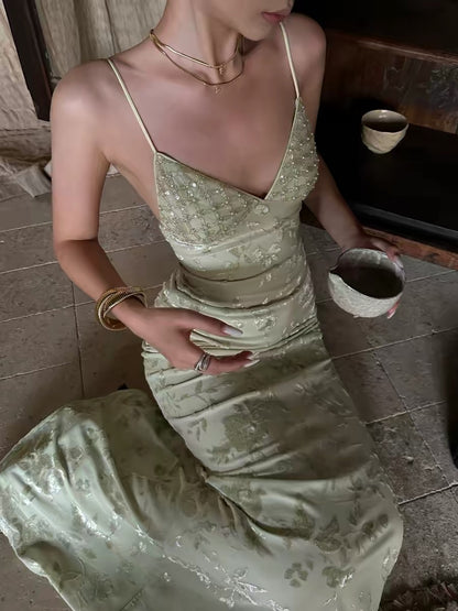 VENUIE French-style green formal gown—an elaborate, high-detail dress perfect for coming-of-age ceremonies, birthdays, or evening events. Features a sexy deep-V neckline, open back, and a form-fitting silhouette.