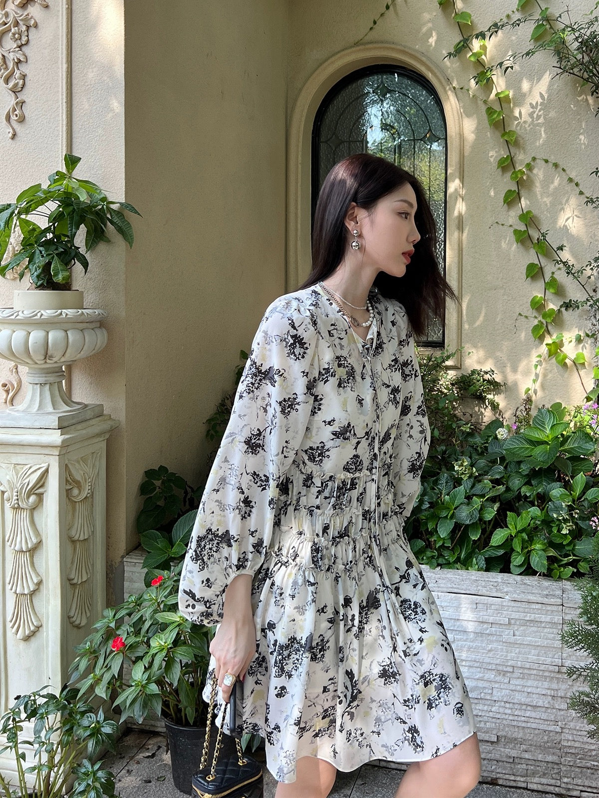 Autumn and winter women's inner wear with lantern sleeves, slimming European pastoral style skirt, floral tea break French v-neck skirt