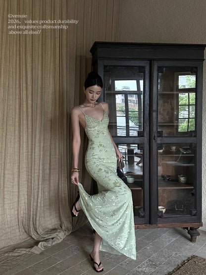 VENUIE French-style green formal gown—an elaborate, high-detail dress perfect for coming-of-age ceremonies, birthdays, or evening events. Features a sexy deep-V neckline, open back, and a form-fitting silhouette.