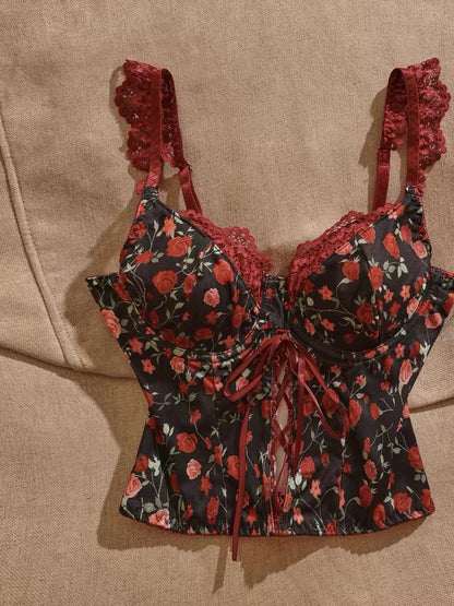 Sexy black floral lace camisole—a stylish, unique, cropped "hot girl" style top featuring cut-out details; suitable for wearing alone or as a layering piece.