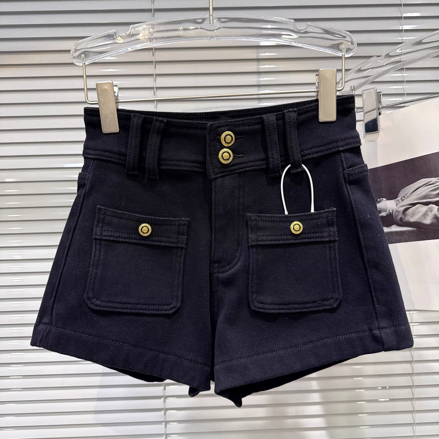Popular 2025 Winter New Style Street Style Hot Girl Metal Buckle 3D Pocket Fleece Lined Three-Point Denim Shorts for Women