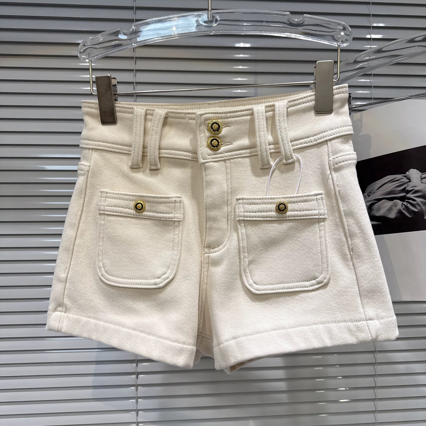 Popular 2025 Winter New Style Street Style Hot Girl Metal Buckle 3D Pocket Fleece Lined Three-Point Denim Shorts for Women