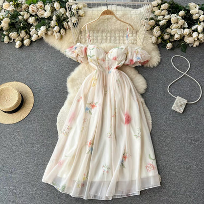 French-style off-the-shoulder strapless suspender dress for women, summer style, gentle and feminine, waist-cinching, floral print, puff sleeves, mesh fairy dress.