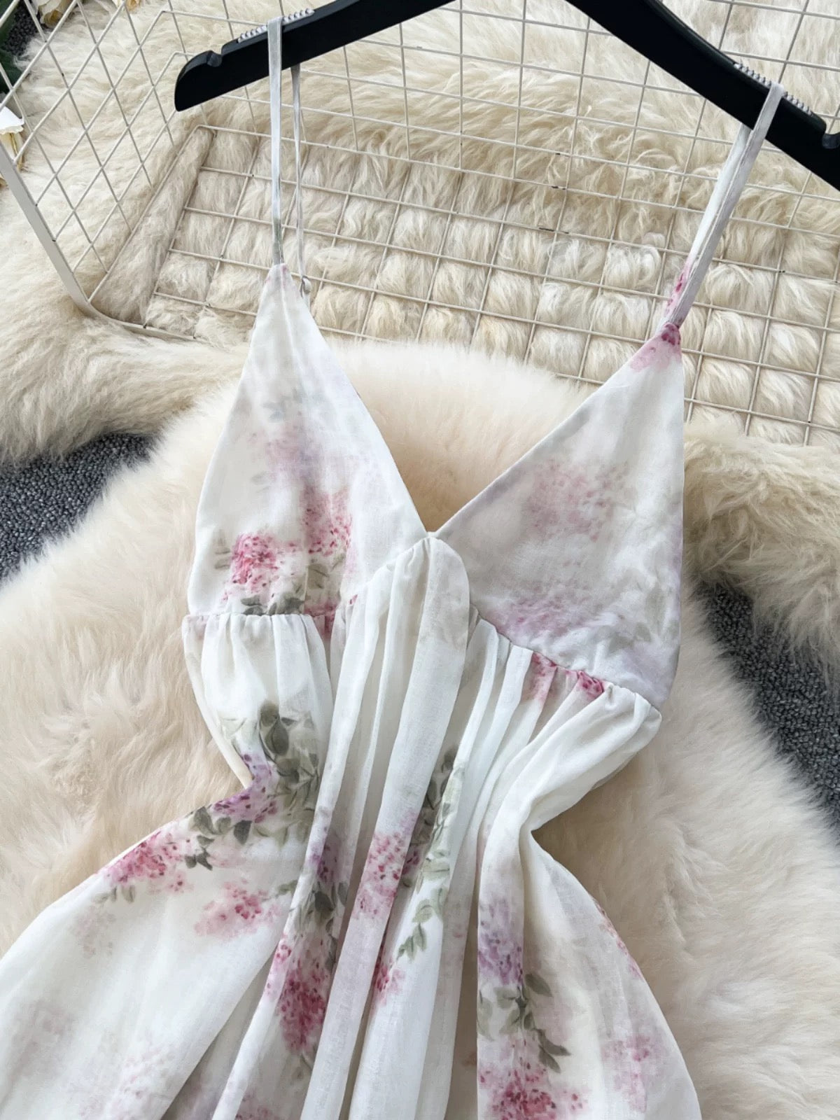 Minimalist French-style dress for women, spring style, high-waisted, slimming V-neck, floral chiffon, vacation-ready maxi dress.