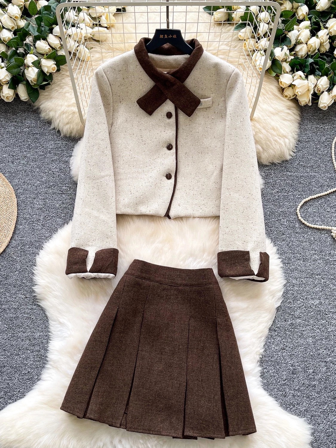Elegant and sophisticated women's autumn/winter outfit: Short-sleeved long-sleeved jacket with a bow collar paired with a high-waisted pleated skirt.
