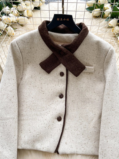 Elegant and sophisticated women's autumn/winter outfit: Short-sleeved long-sleeved jacket with a bow collar paired with a high-waisted pleated skirt.