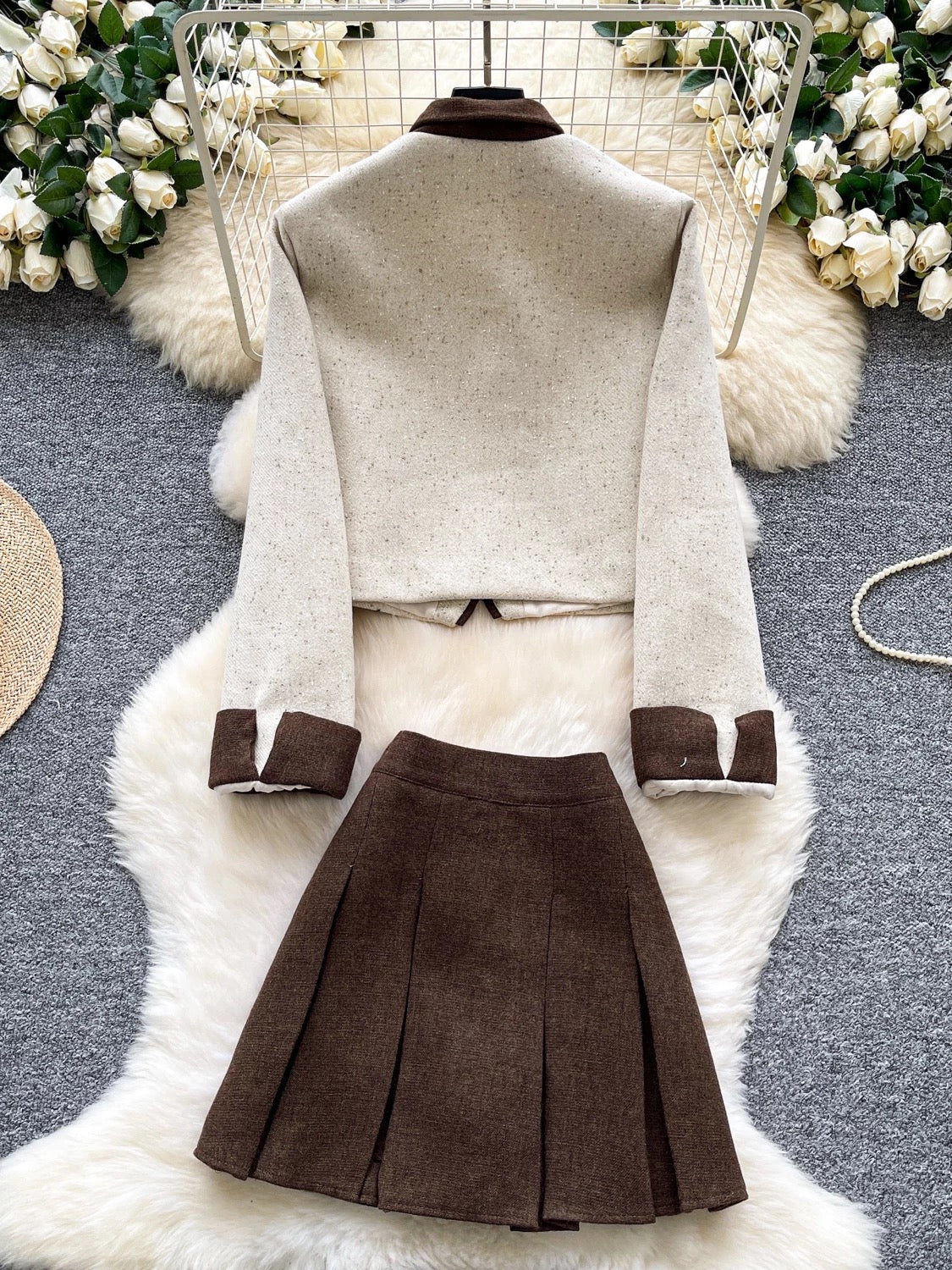 Elegant and sophisticated women's autumn/winter outfit: Short-sleeved long-sleeved jacket with a bow collar paired with a high-waisted pleated skirt.