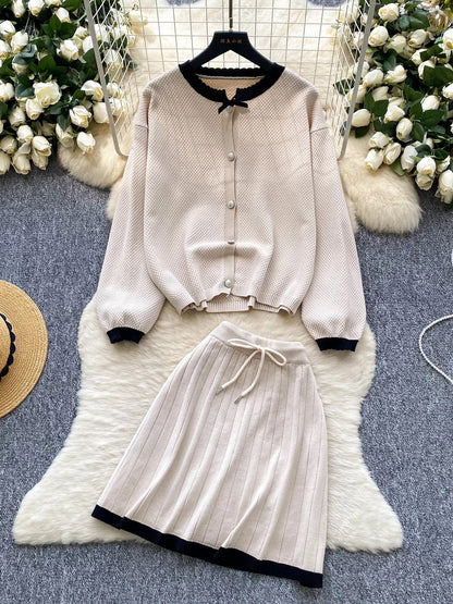 Relaxed and effortlessly chic autumn outfit: puff-sleeved knit top + high-waisted color-blocked striped skirt