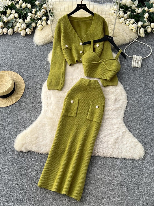 Elegant autumn/winter outfit for women: a sophisticated look with a camisole top, short-sleeved knit cardigan, and a high-waisted skirt.