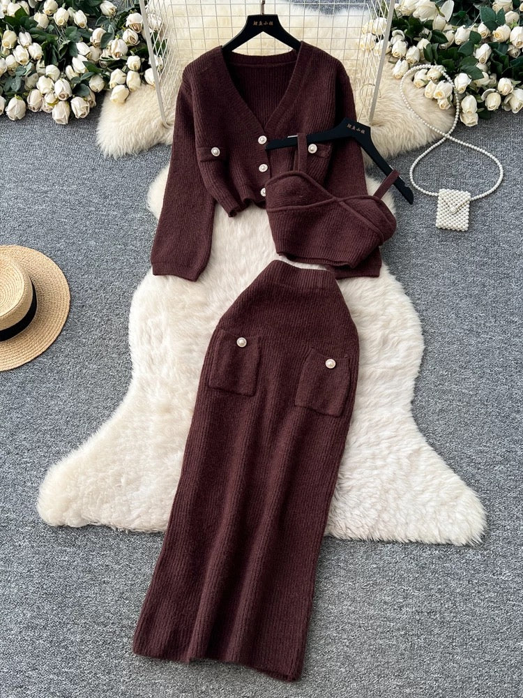 Elegant autumn/winter outfit for women: a sophisticated look with a camisole top, short-sleeved knit cardigan, and a high-waisted skirt.