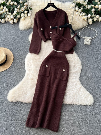 Elegant autumn/winter outfit for women: a sophisticated look with a camisole top, short-sleeved knit cardigan, and a high-waisted skirt.