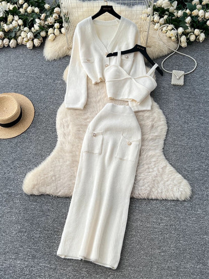 Elegant autumn/winter outfit for women: a sophisticated look with a camisole top, short-sleeved knit cardigan, and a high-waisted skirt.