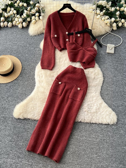 Elegant autumn/winter outfit for women: a sophisticated look with a camisole top, short-sleeved knit cardigan, and a high-waisted skirt.