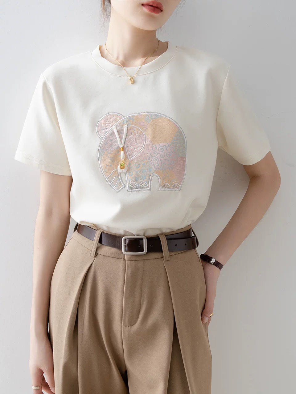 New Chinese style short-sleeved T-shirt ladies summer 2025 new light apricot round neck straight shoulder unique and exquisite top