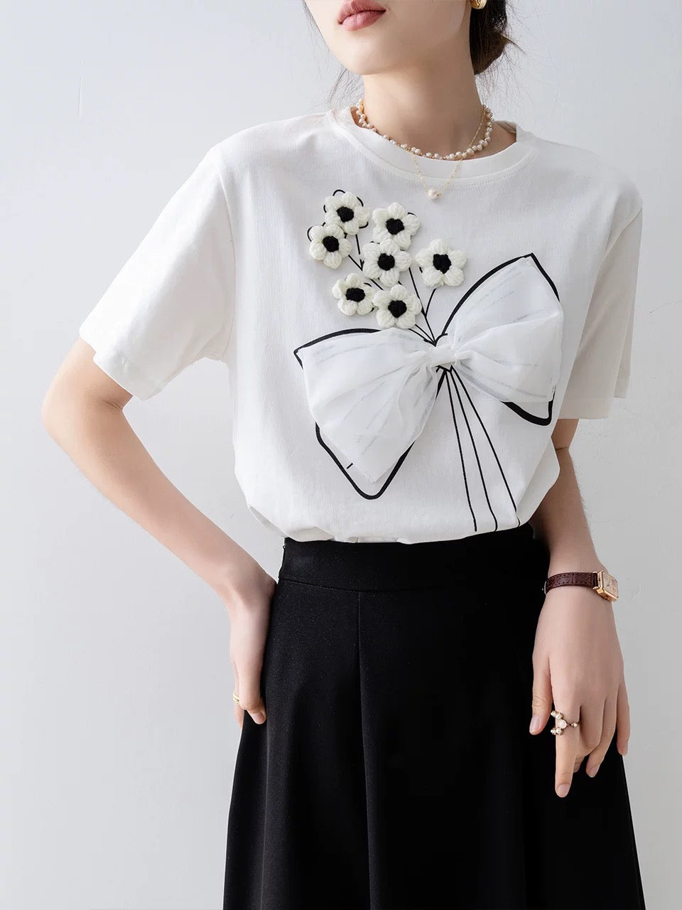 White round neck tops for women summer 2025 new hot style three-dimensional flower bow design short-sleeved T-shirt