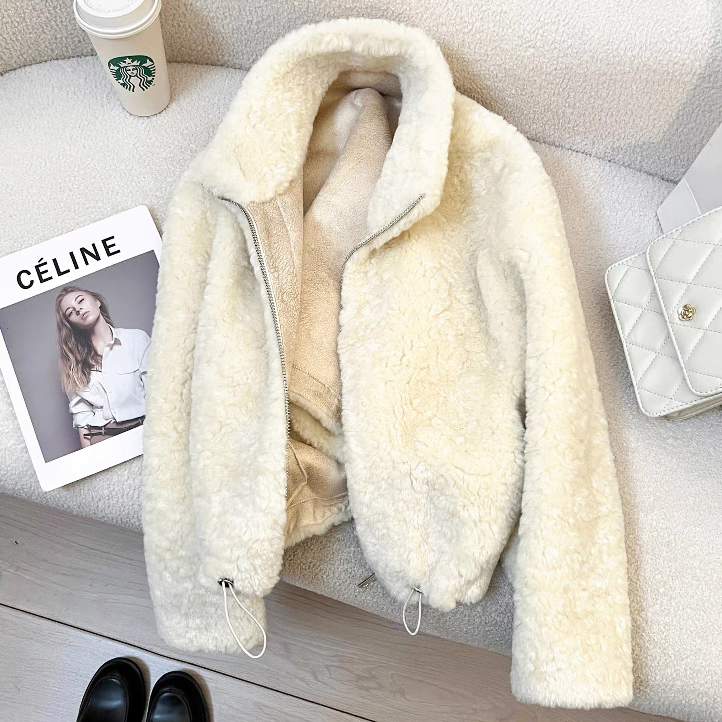 Off-white soft lamb wool short coat for women, 2025 new winter style, high-end leather and fur casual top.
