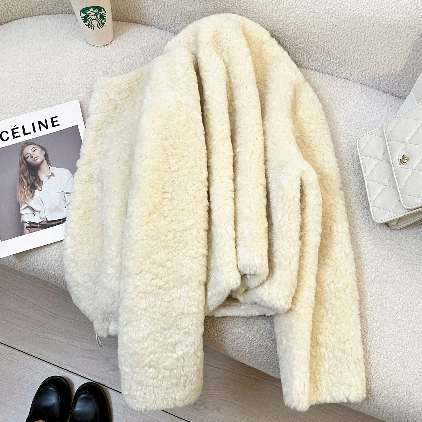 Off-white soft lamb wool short coat for women, 2025 new winter style, high-end leather and fur casual top.