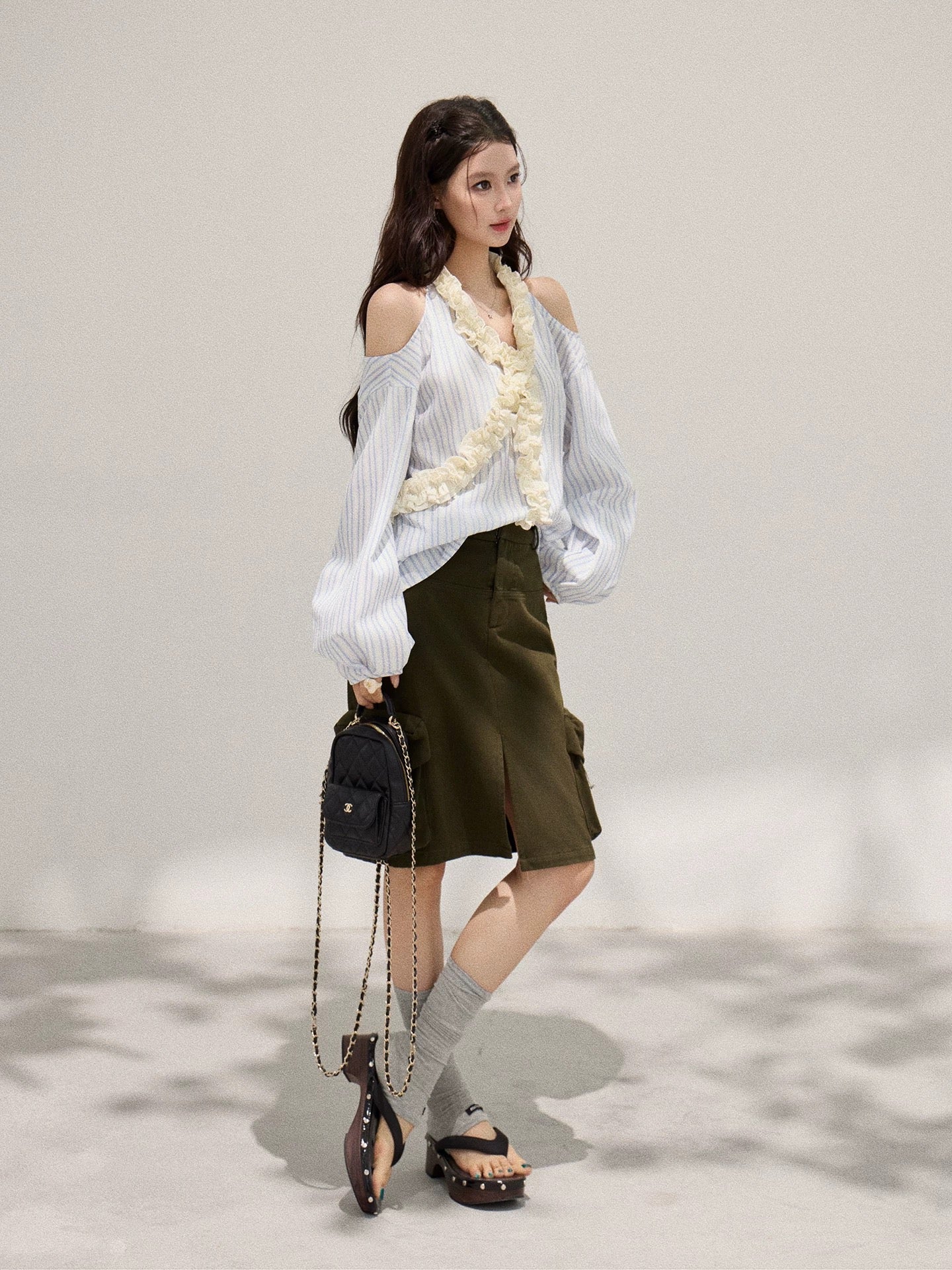 Xie Bu Rou, a long-sleeved, off-shoulder, halter-neck shirt with ruffled trim, perfect for spring. It's a soft, loose-fitting, slimming top.