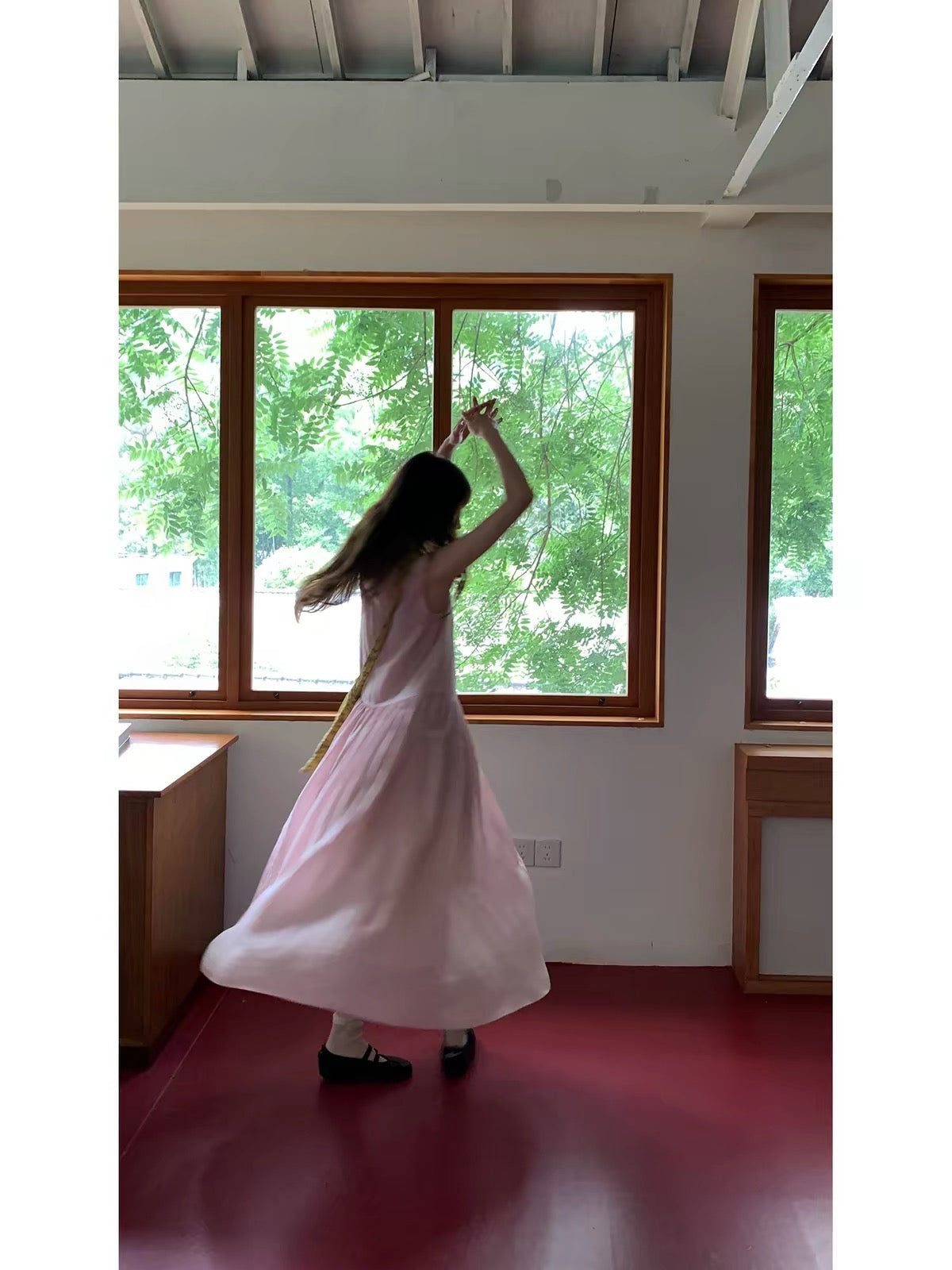 RAINY Sleeveless Maxi Dress – Loose, Pleated, Round-Neck Style with Pockets; Fresh & Airy Summer Look