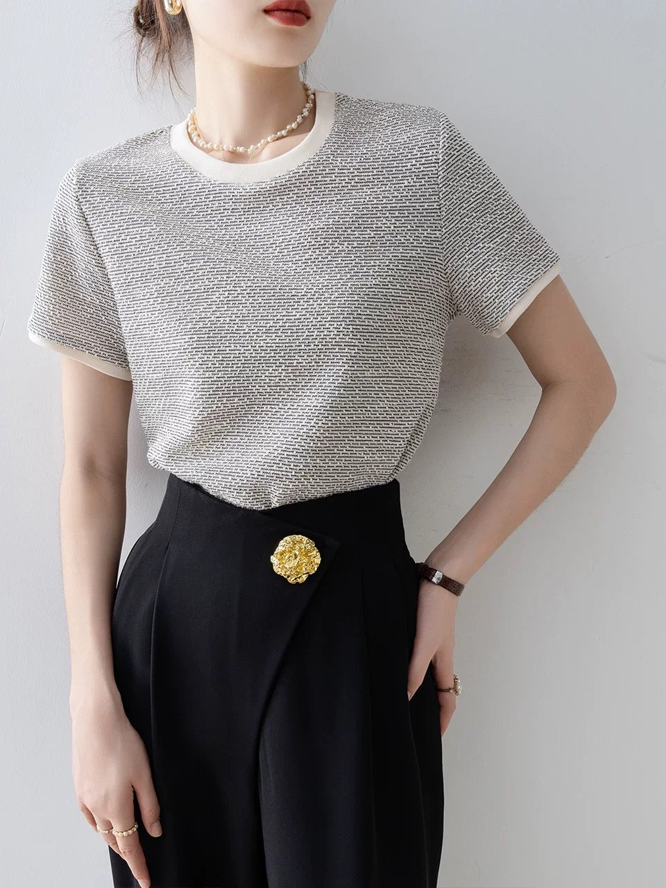 Short-sleeved straight shoulder T-shirt for women 2025 new hot style summer gray hot girl round neck temperament unique top super good-looking