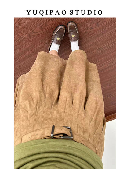 Plus-size suede midi skirt in brown, high-waisted, A-line, pleated, five-point length, perfect for autumn and winter.
