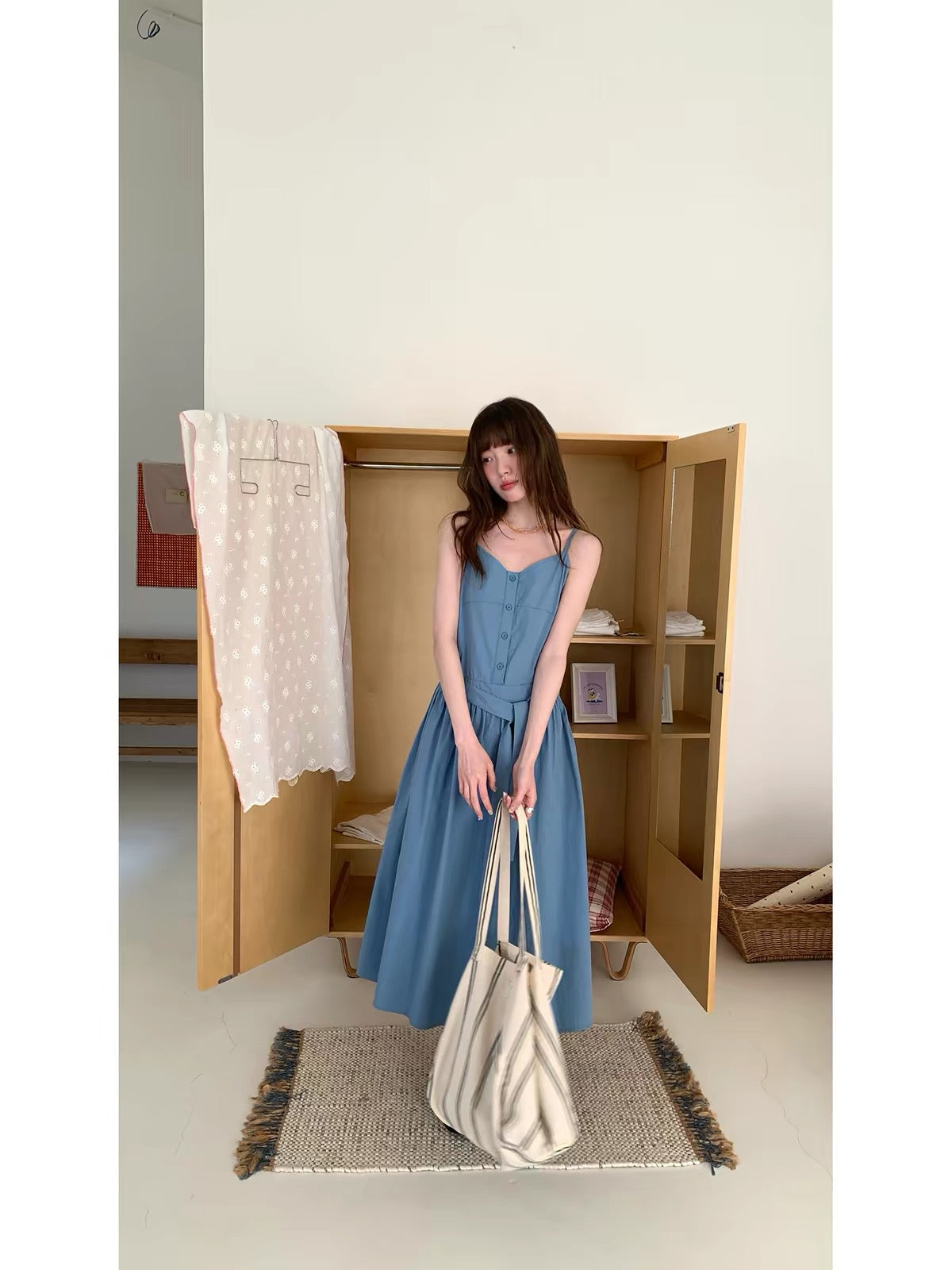 RAINY – A soft, lively, and youthful V-neck camisole dress; a loose-fitting, solid-color midi dress with a waist belt, perfect for summer.