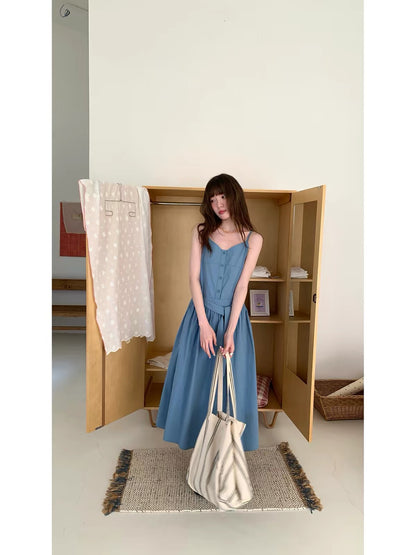 RAINY – A soft, lively, and youthful V-neck camisole dress; a loose-fitting, solid-color midi dress with a waist belt, perfect for summer.