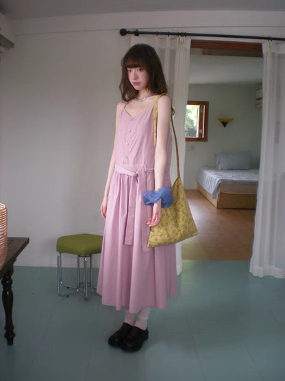 RAINY – A soft, lively, and youthful V-neck camisole dress; a loose-fitting, solid-color midi dress with a waist belt, perfect for summer.