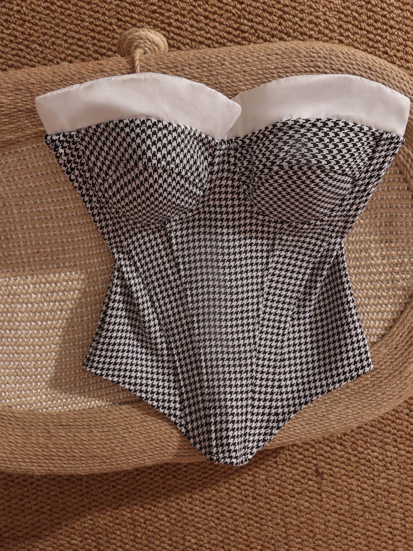 New French-style, niche design, strapless, sexy, slimming, high-end camisole top.