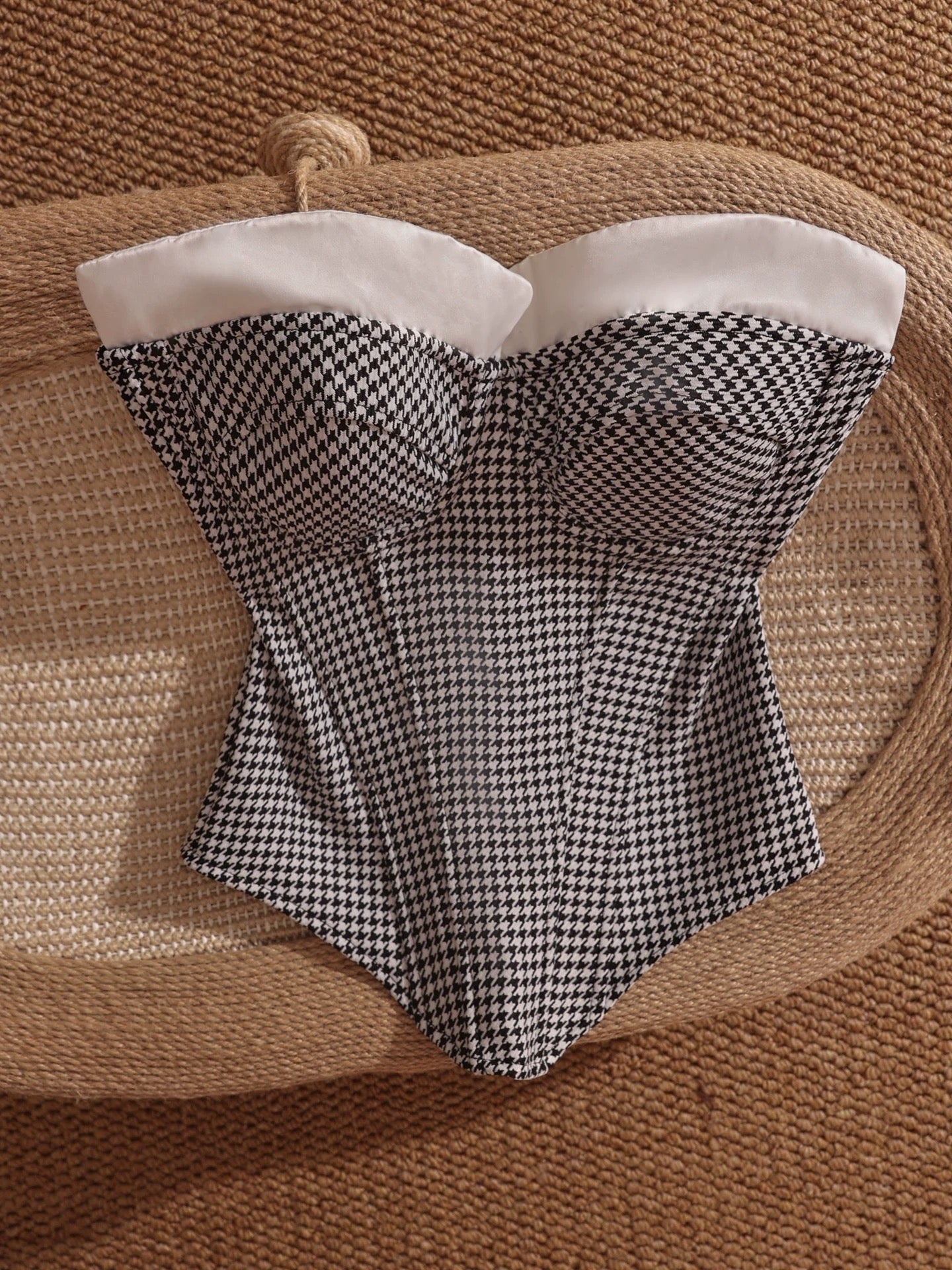 New French-style, niche design, strapless, sexy, slimming, high-end camisole top.