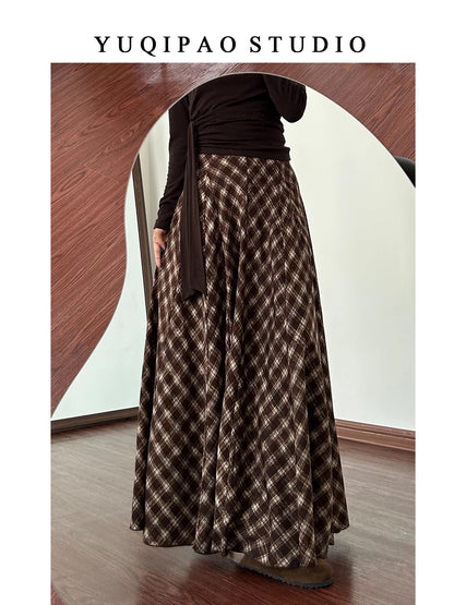 Plus-size women's retro plaid midi skirt, high-waisted, hip-covering A-line skirt, mid-length, slimming pleated skirt.