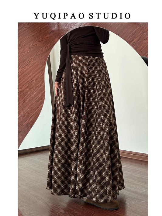 Plus-size women's retro plaid midi skirt, high-waisted, hip-covering A-line skirt, mid-length, slimming pleated skirt.