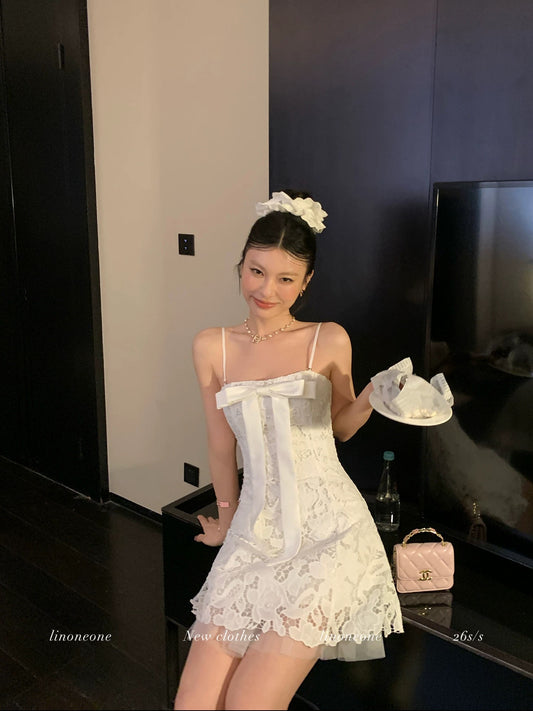 LINONEONE Angel Collection: Exquisite Lace Dress with a Large Bow and Fitted Waist