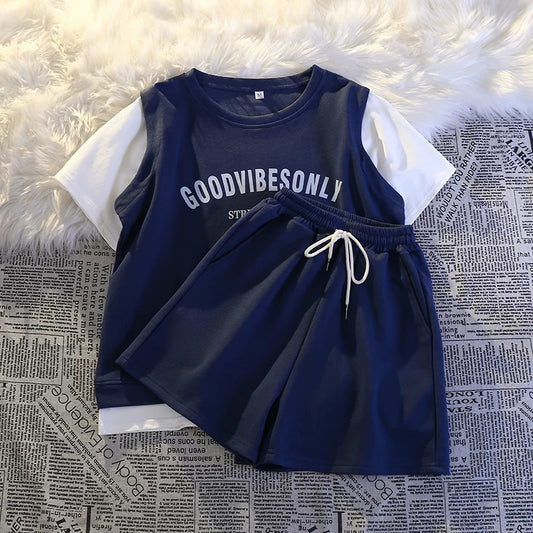 A complete set of casual sportswear for petite girls in summer, college style, tall and slim shorts, fake two-piece suit