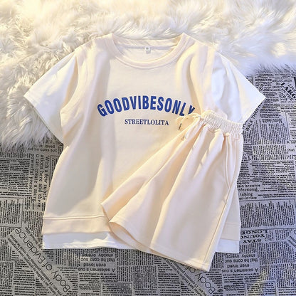 A complete set of casual sportswear for petite girls in summer, college style, tall and slim shorts, fake two-piece suit
