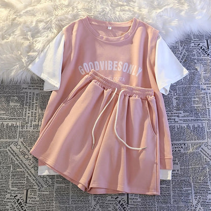 A complete set of casual sportswear for petite girls in summer, college style, tall and slim shorts, fake two-piece suit