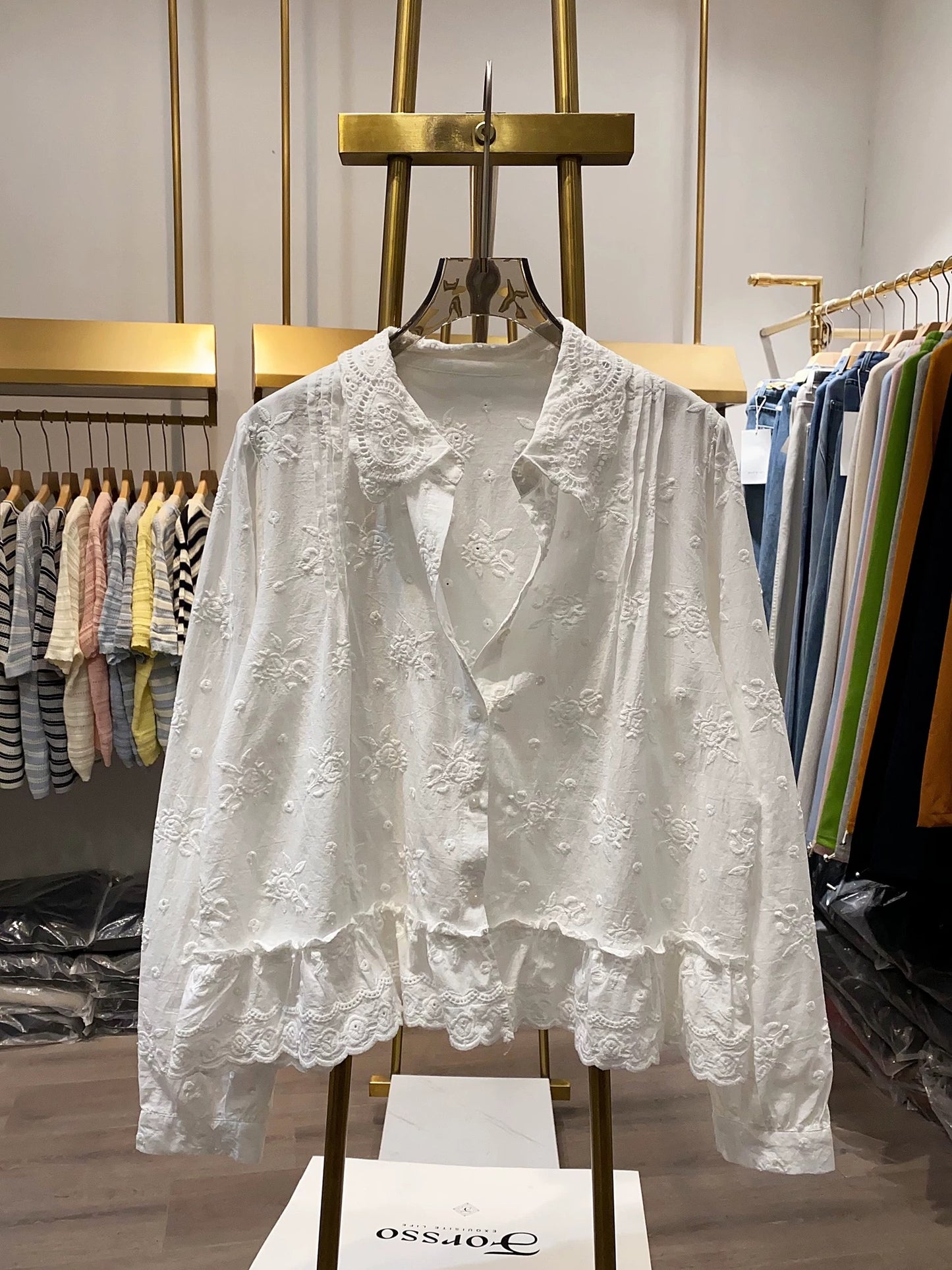 [Xiao Ai's Shop Photos] White Collared Embroidered Lace Shirt for Women, New Spring Style, Elegant and Slimming Shirt