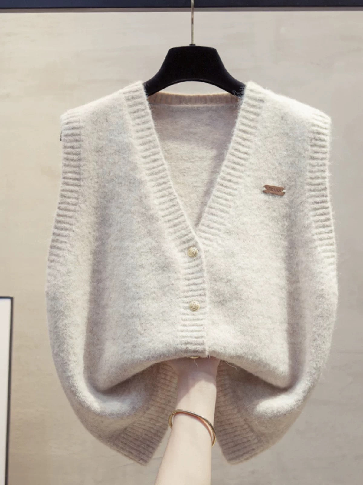 Cardigan V-neck knitted vest vest women 2025 autumn and winter new loose outer wear vest layered sweater waistcoat trend