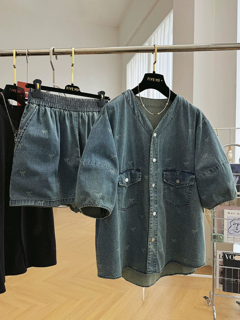 A high-end, relaxed-feeling short-sleeved denim shirt + shorts are paired with a complete casual fashion suit.
