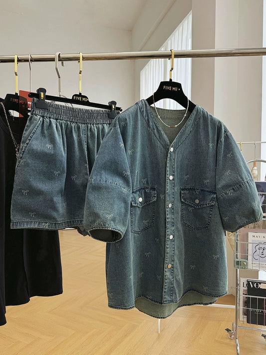 A high-end, relaxed-feeling short-sleeved denim shirt + shorts are paired with a complete casual fashion suit.