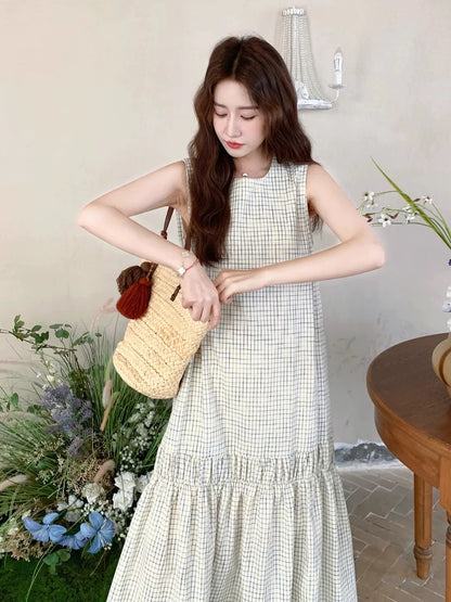 Western-style age-reducing French retro plaid sleeveless dress for women 2025 summer beautiful pleated design round neck vest dress