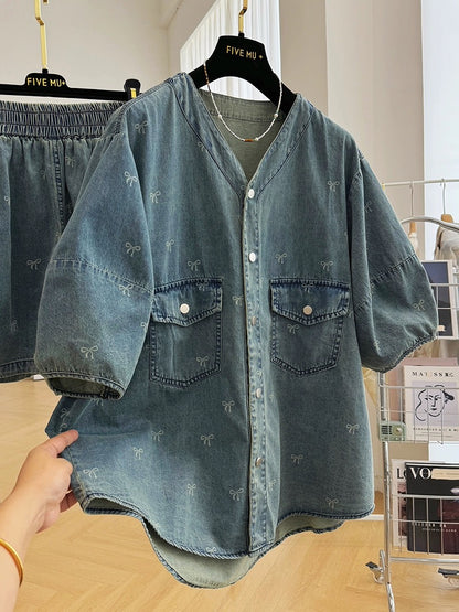 A high-end, relaxed-feeling short-sleeved denim shirt + shorts are paired with a complete casual fashion suit.