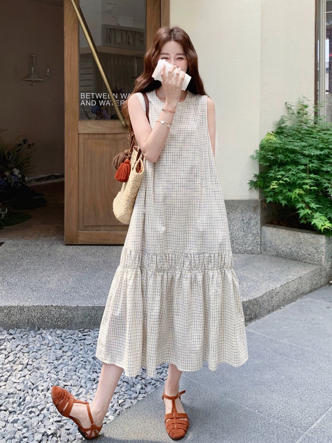 Western-style age-reducing French retro plaid sleeveless dress for women 2025 summer beautiful pleated design round neck vest dress