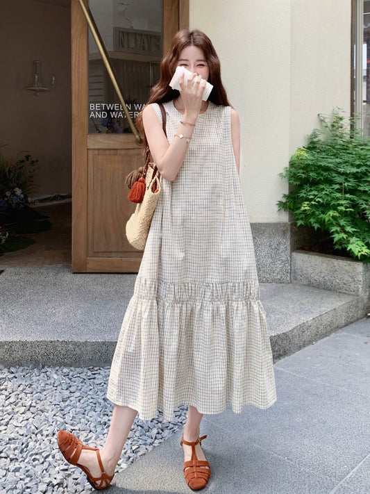 Western-style age-reducing French retro plaid sleeveless dress for women 2025 summer beautiful pleated design round neck vest dress
